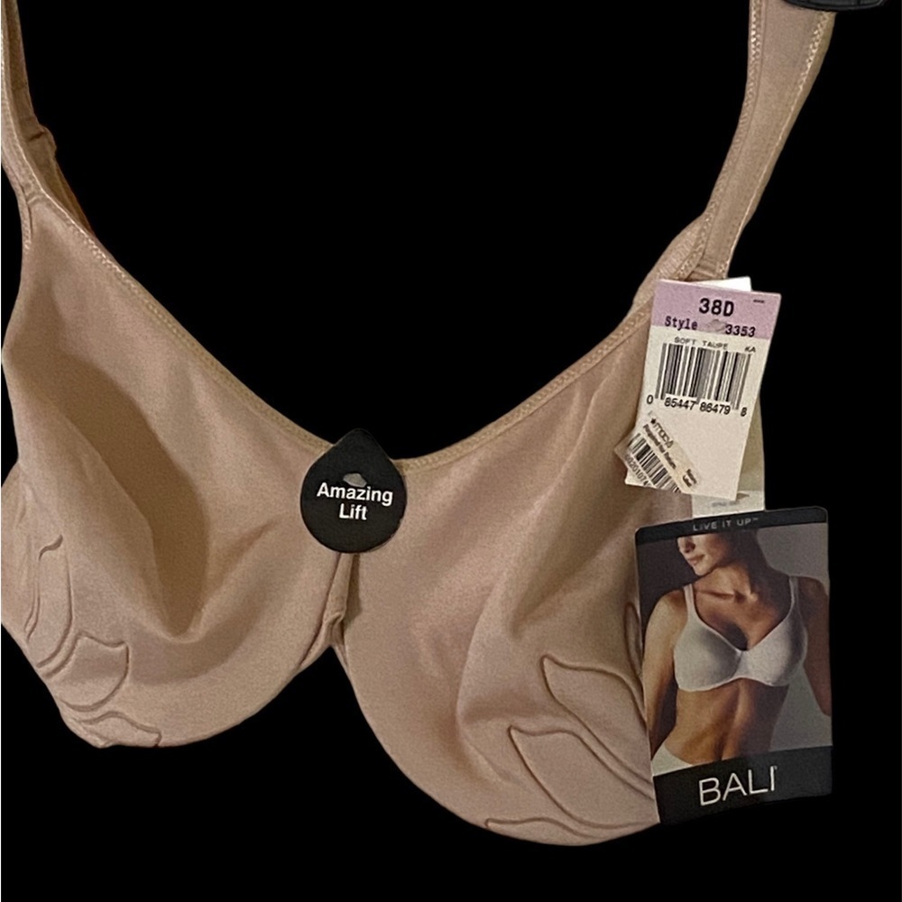 BALI-NWT 38D “Live it Up” underwire in soft taupe. Amazing lift/ 3 hook closure.